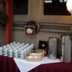 Gasten worden ontvangen met een kopje koffie of thee en een petit fourtje.