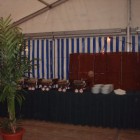 Veenendaal catering zorgt voor een Afrikaans buffet compleet met bamboe achtergrond.